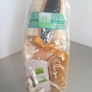 Essential Design Bath & Beauty Set